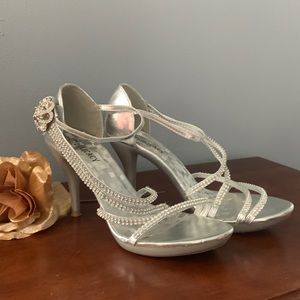 DELICACY bling embellished silver 31/2 in heel sandals. Size 7 1/2.